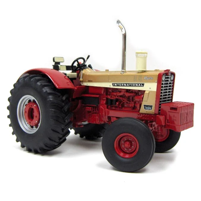 1/16 International 1026 Gold Demonstrator Tractor with Wheatland Fenders, 40th Anniversary by ERTL - Image 2
