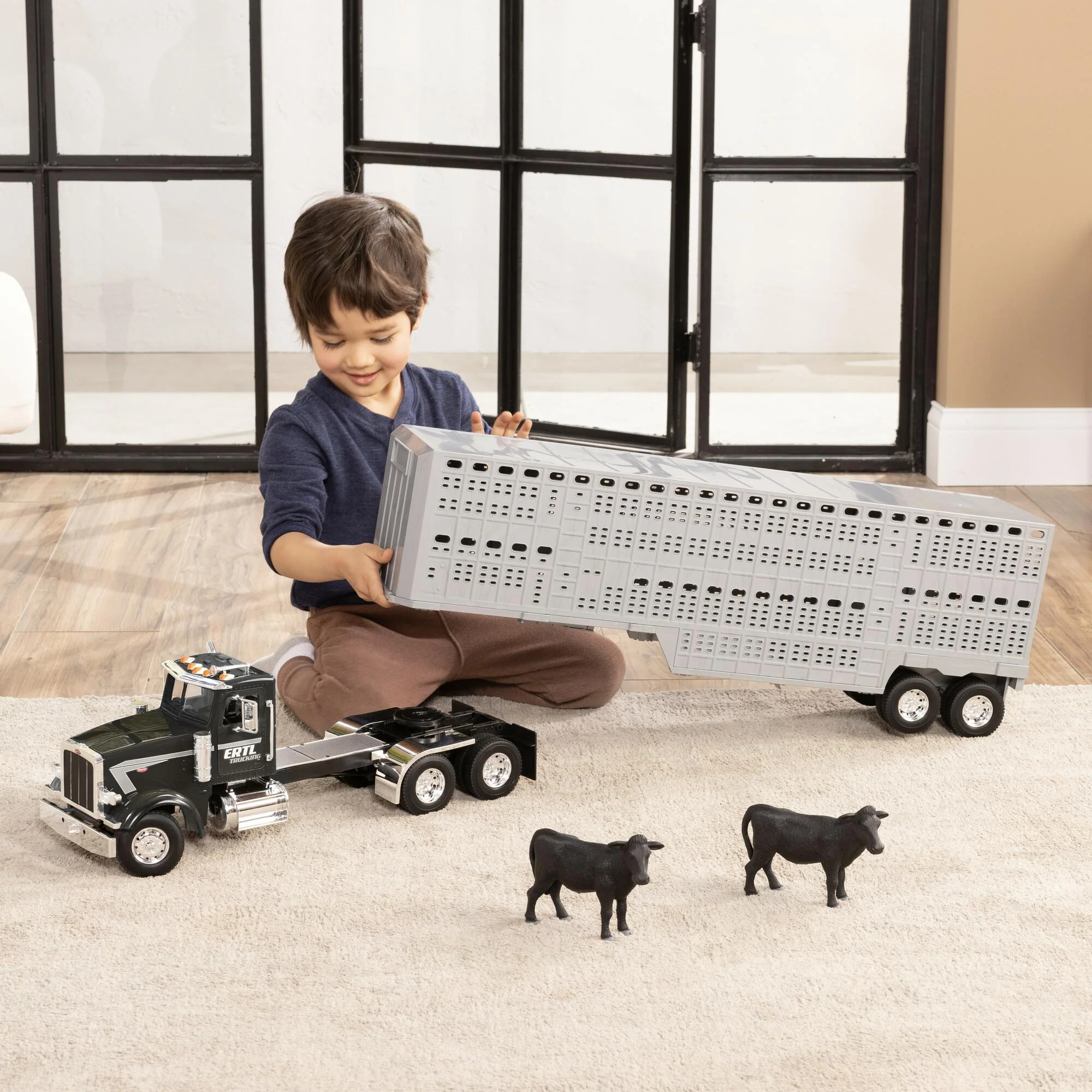 1/16 Big Farm ERTL Peterbilt 367 Semi Truck with Livestock Trailer & 4 Cows - Image 10