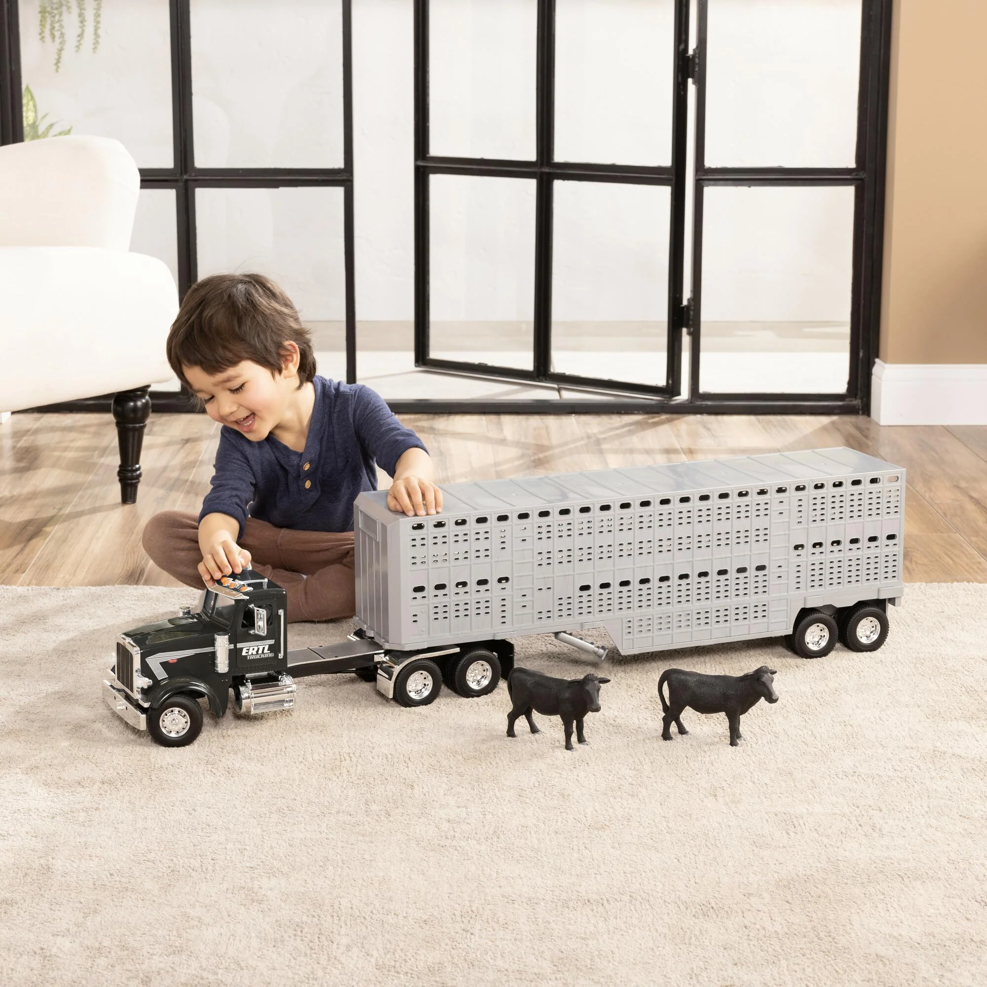 1/16 Big Farm ERTL Peterbilt 367 Semi Truck with Livestock Trailer & 4 Cows - Image 9