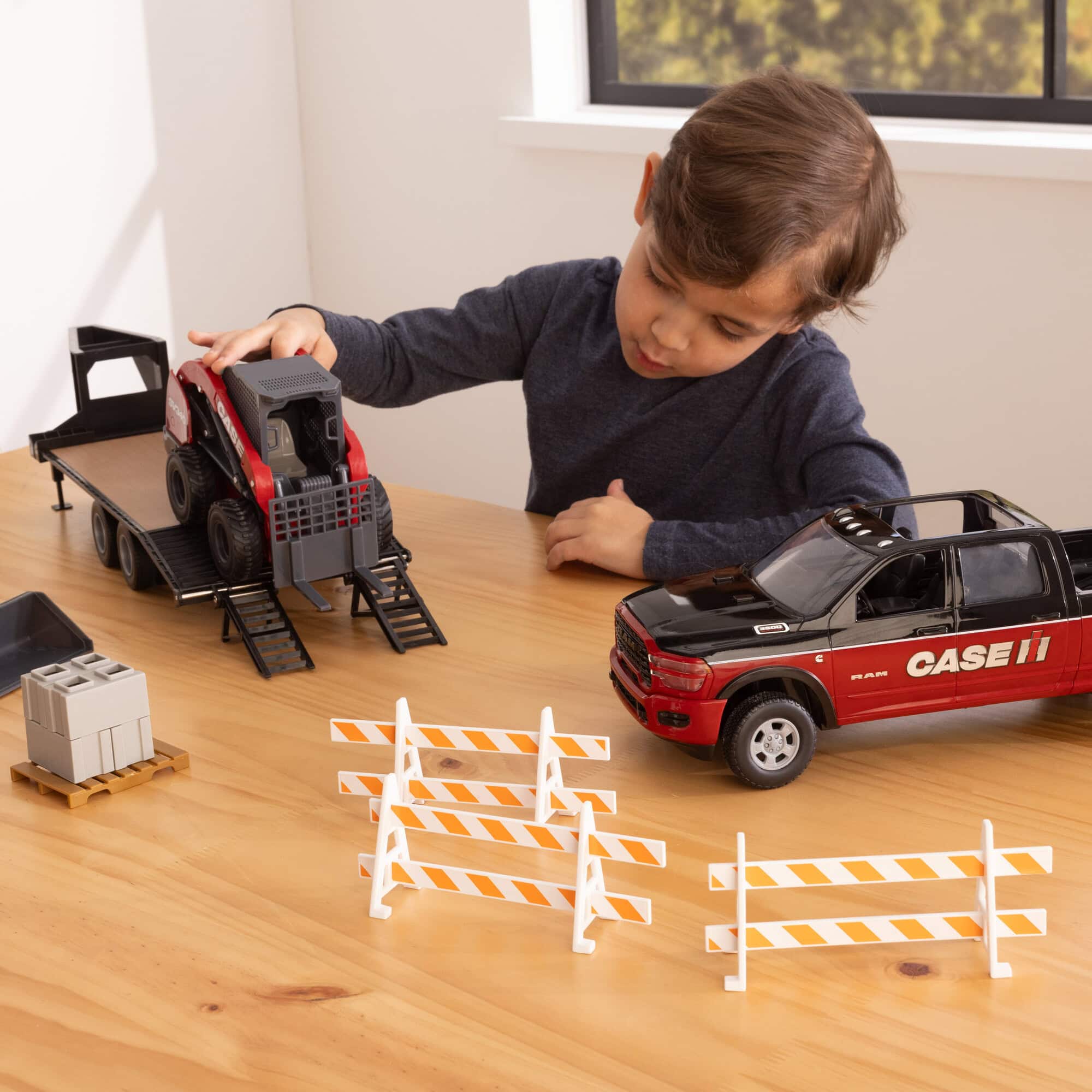 1/16 Case IH Ram Pickup Truck with Case SV340 Skid Loader, ERTL Big Farm - Image 15