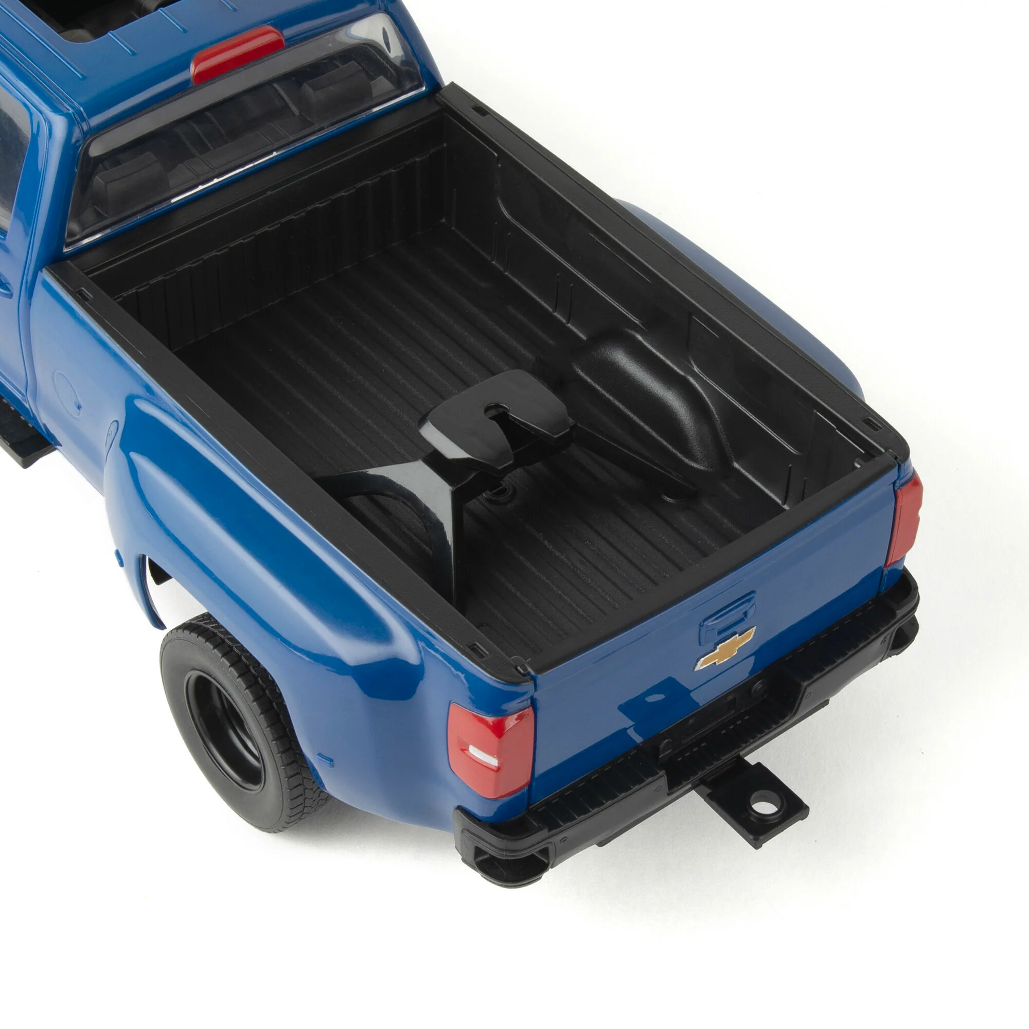 1/16 Big Farm Chevy 3500 High Country Dually Pickup Truck with Gooseneck Trailer & 6 Round Bales - Image 5