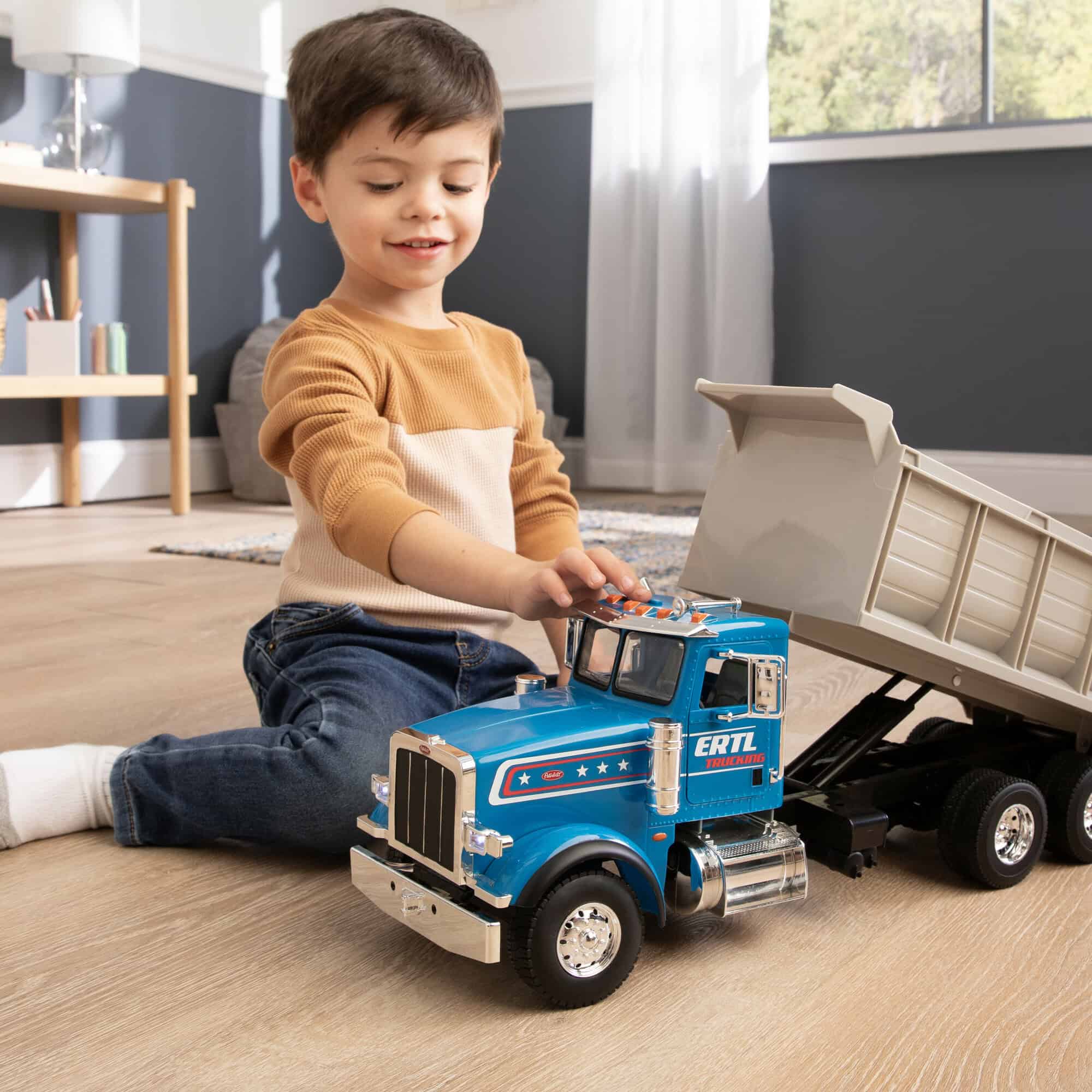 1/16 Big Farm ERTL Peterbilt Model 367 Dump Truck - Image 9