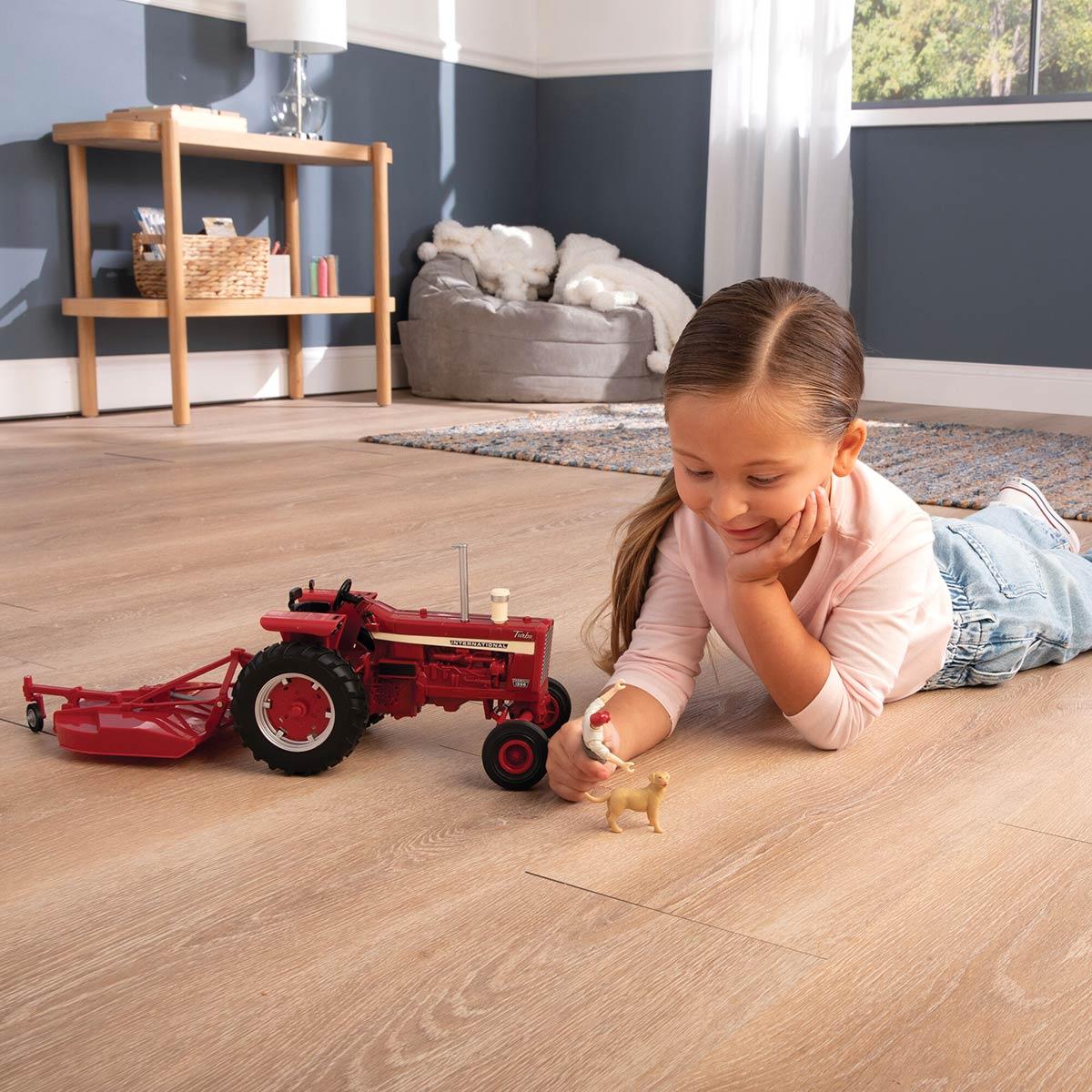 1/16 ERTL Big Farm Farmall 1256 Tractor with Mower & Figures - Image 7
