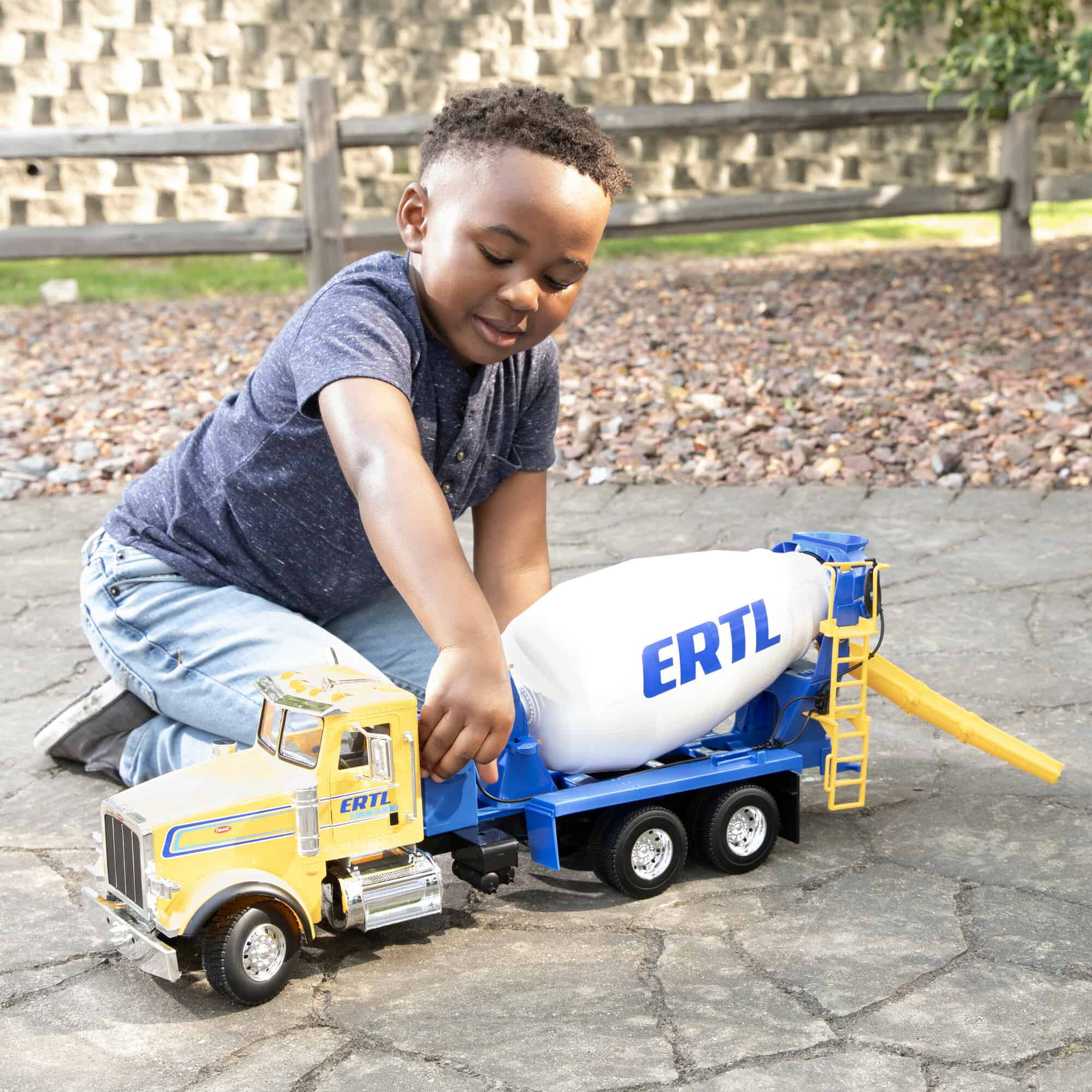 1/16 Big Farm Peterbilt Model 367 Cement Mixer Truck, ERTL Yellow & Blue, - Image 2