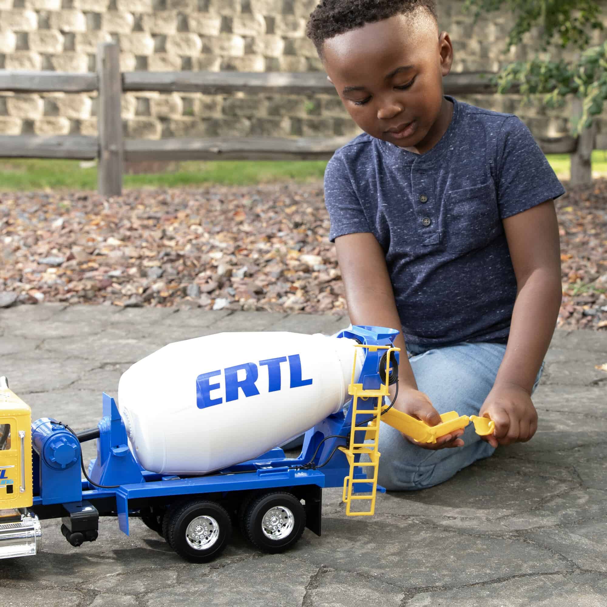 1/16 Big Farm Peterbilt Model 367 Cement Mixer Truck, ERTL Yellow & Blue, - Image 6