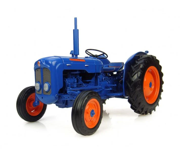 1/16 Fordson Dexta Tractor (1960-1962) by Universal Hobbies