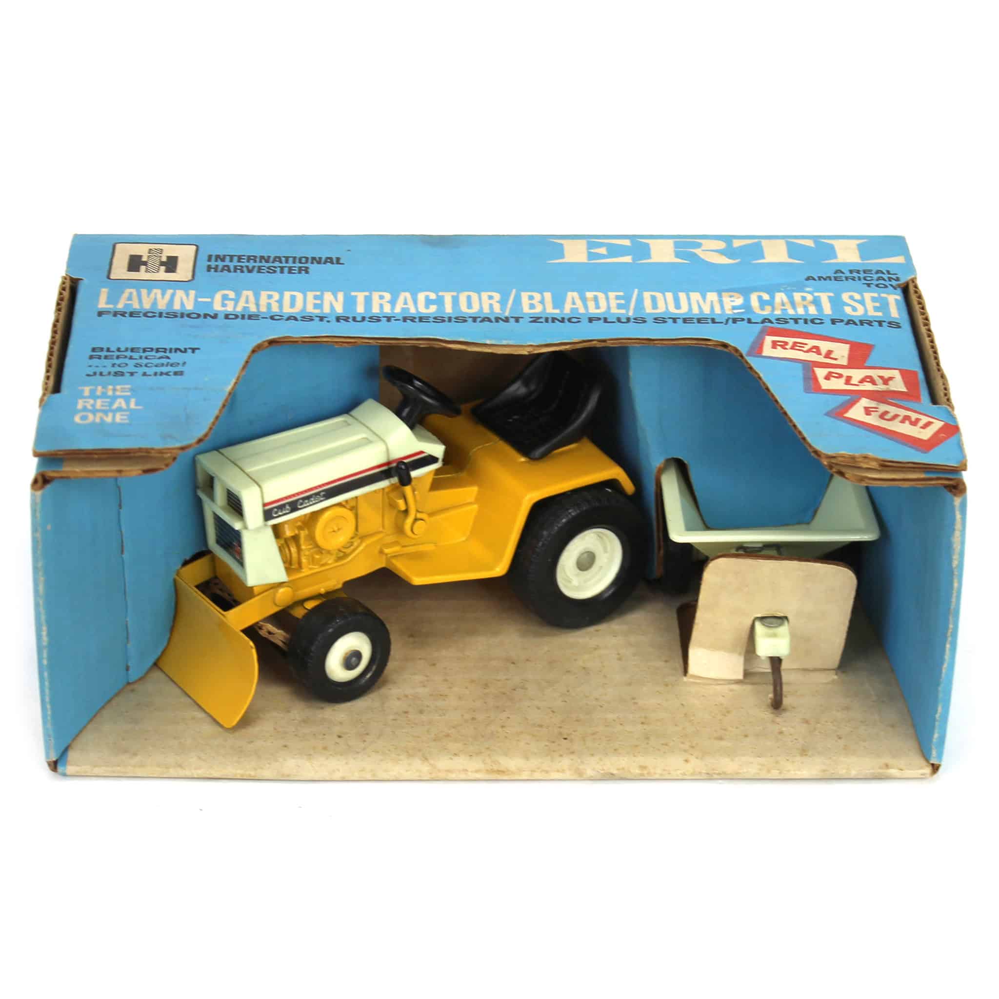 1/16 IH Cub Cadet 129 Garden Tractor with Blade & Cart