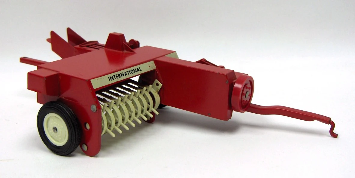 1/16 International Baler with Bales, Made in the USA by ERTL - Image 2
