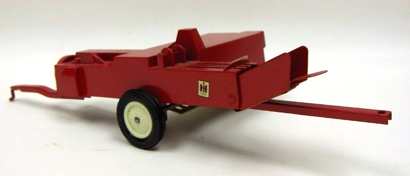 1/16 International Baler with Bales, Made in the USA by ERTL - Image 3