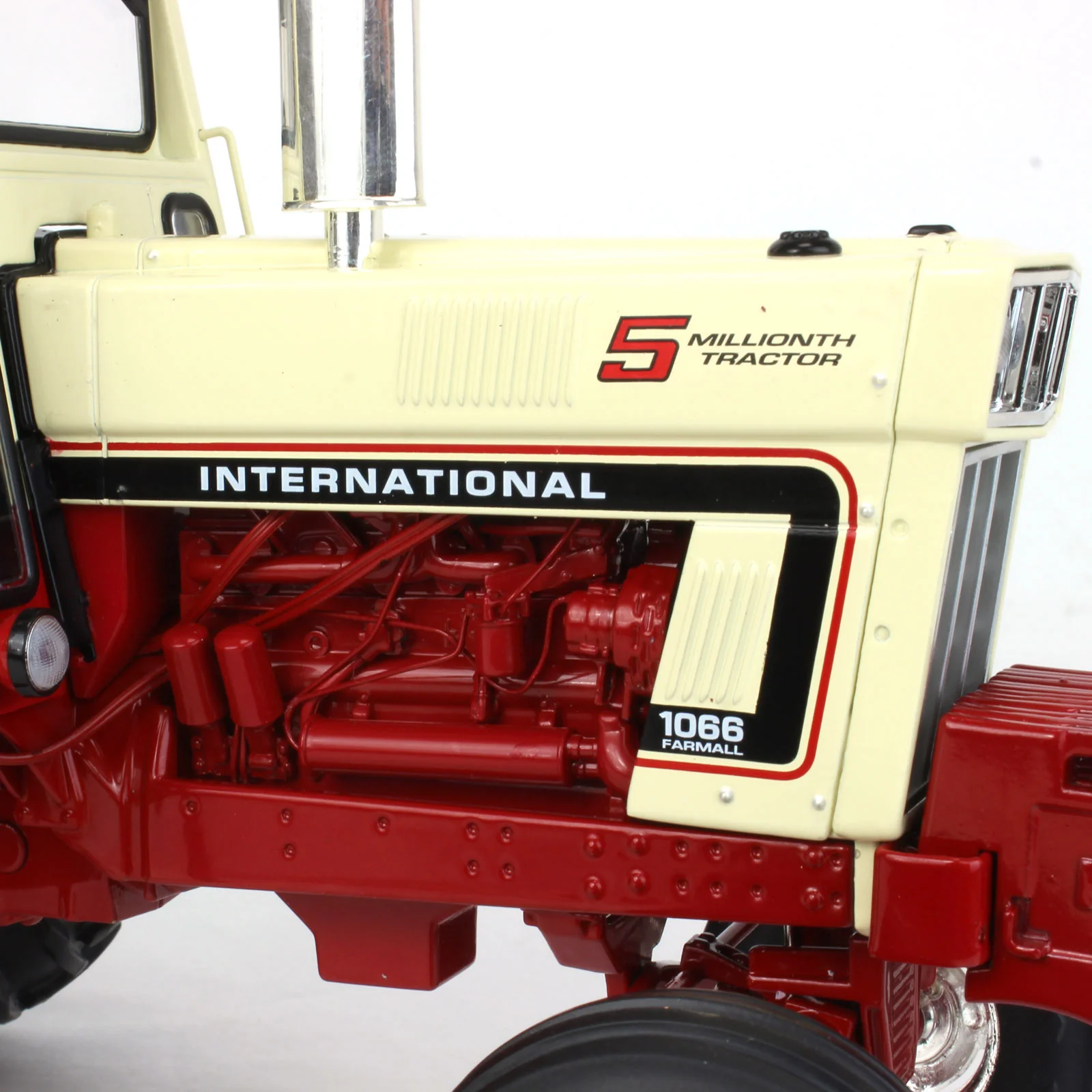 (B&D) 1/16 International Harvester 1066 5 Millionth Tractor, 50th Anniversary, ERTL Precision - Cosmetic Imperfections - Image 9