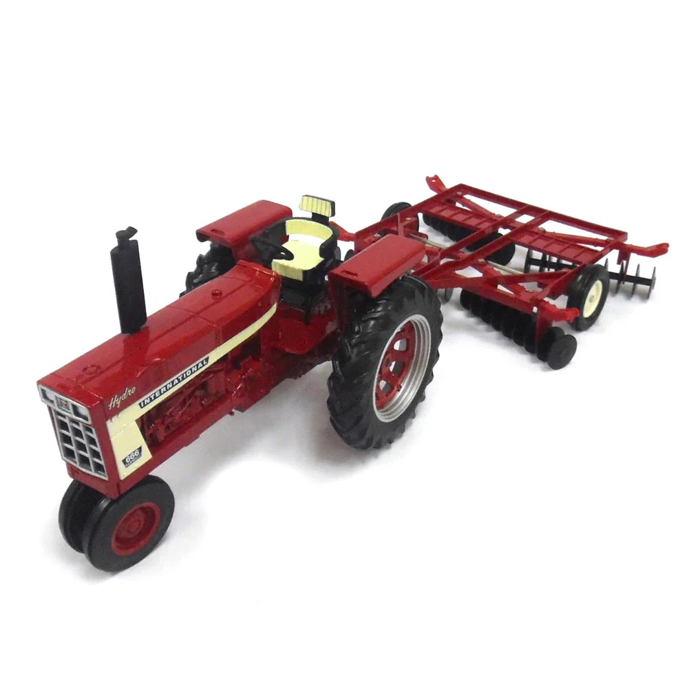 1/16 International Harvester 666 Tractor with Disc Harrow by ERTL - Image 2