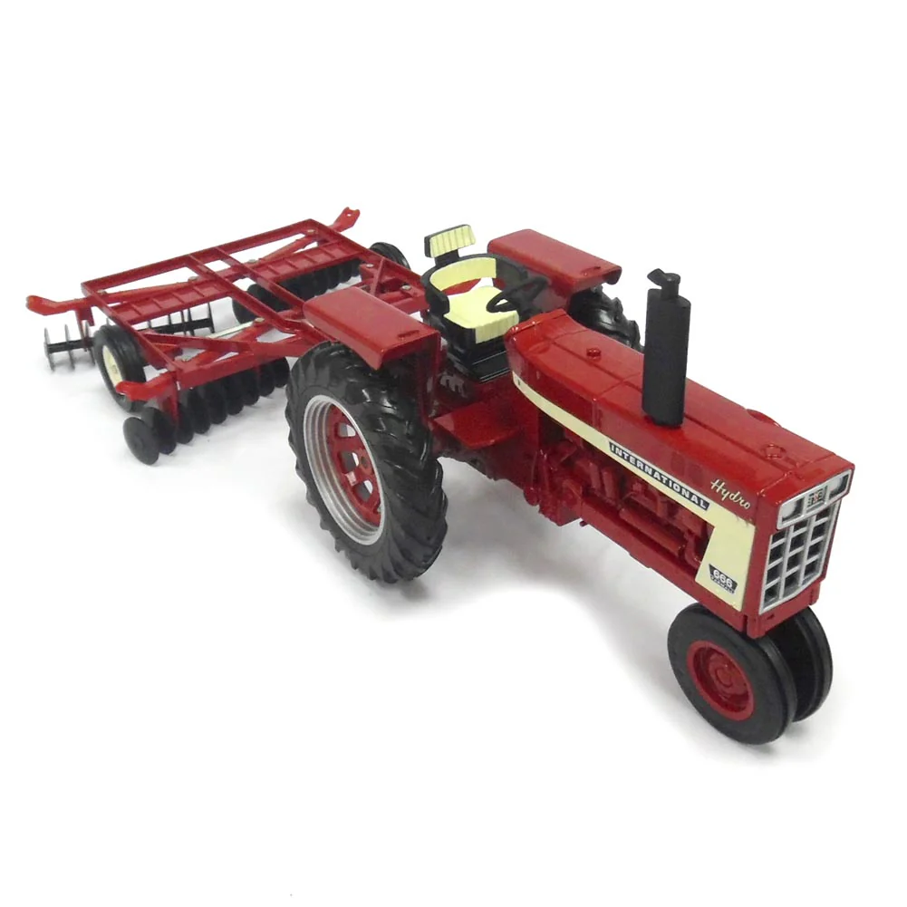1/16 International Harvester 666 Tractor with Disc Harrow by ERTL - Image 3