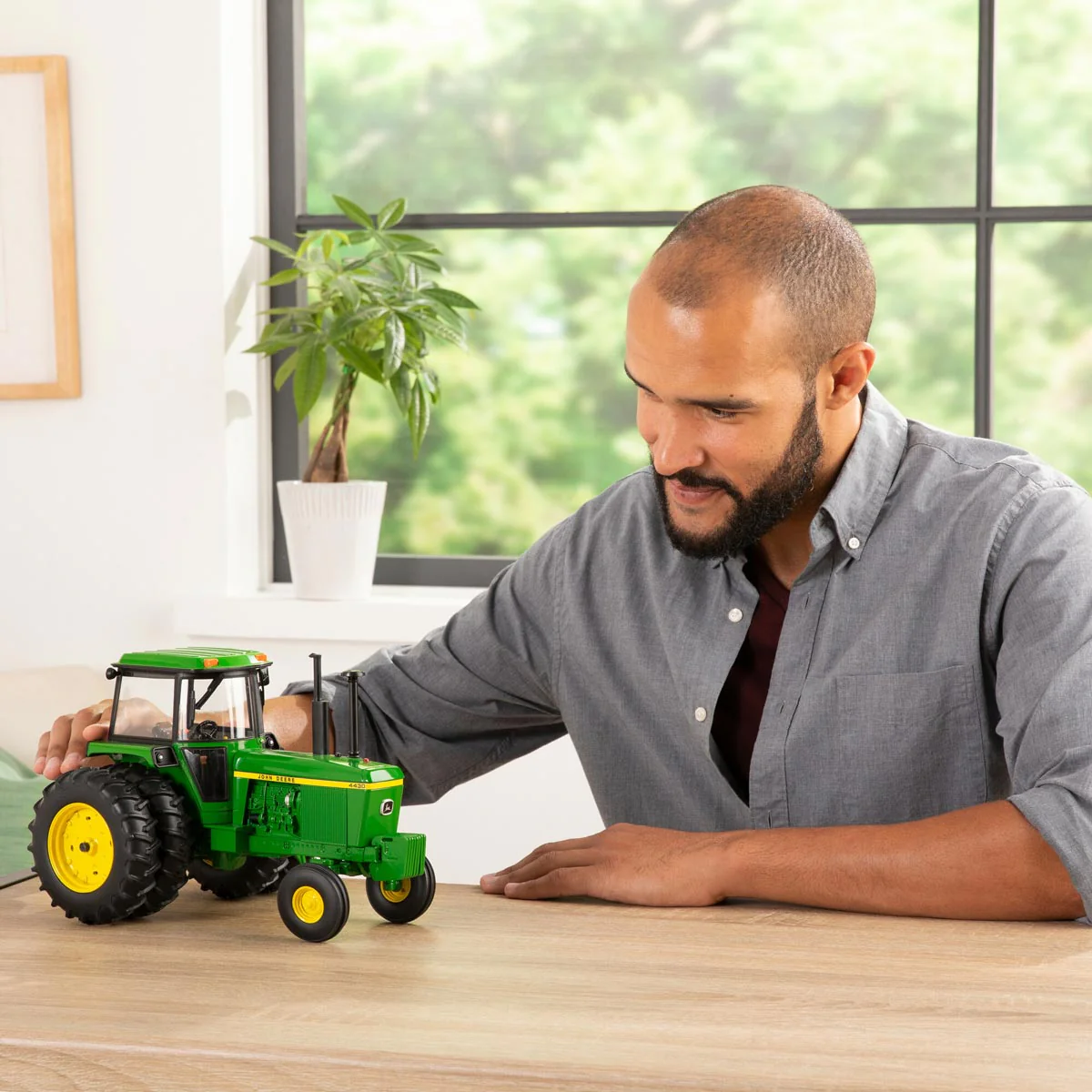 1/16 John Deere 4430 Tractor with Wide Front & Rear Duals, ERTL Prestige Collection - Image 9