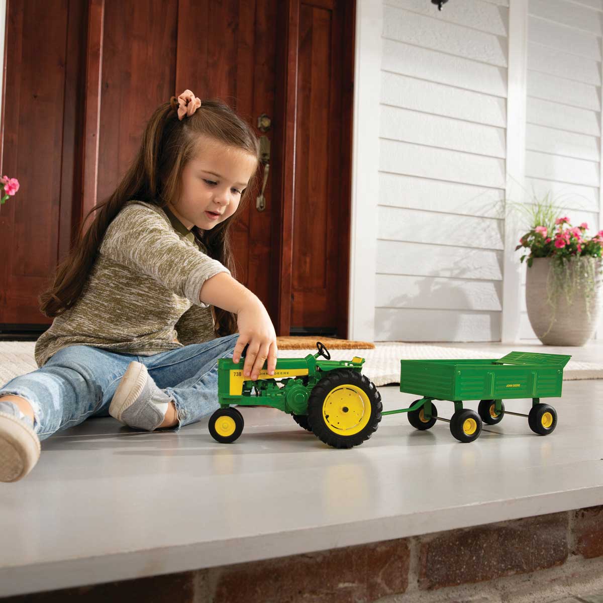 1/16 John Deere 730 Tractor with Narrow Front & Barge Wagon by ERTL - Image 6