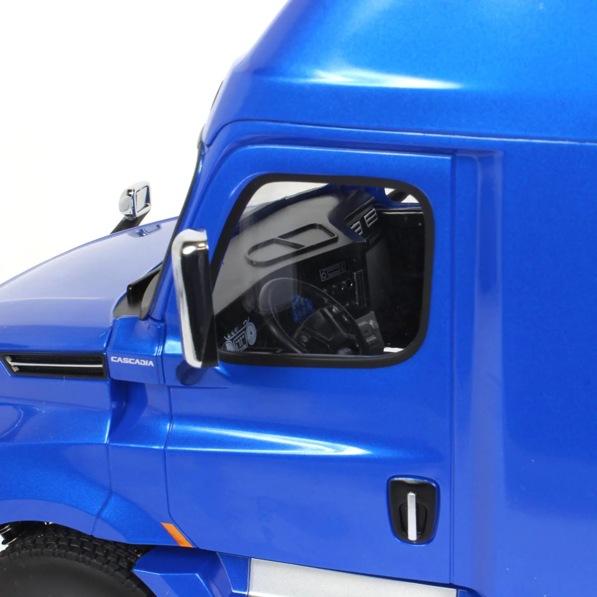 1/16 Radio Control Freightliner Cascadia Truck with Raised Roof Sleeper Cab, Made of Durable Plastic - Image 7