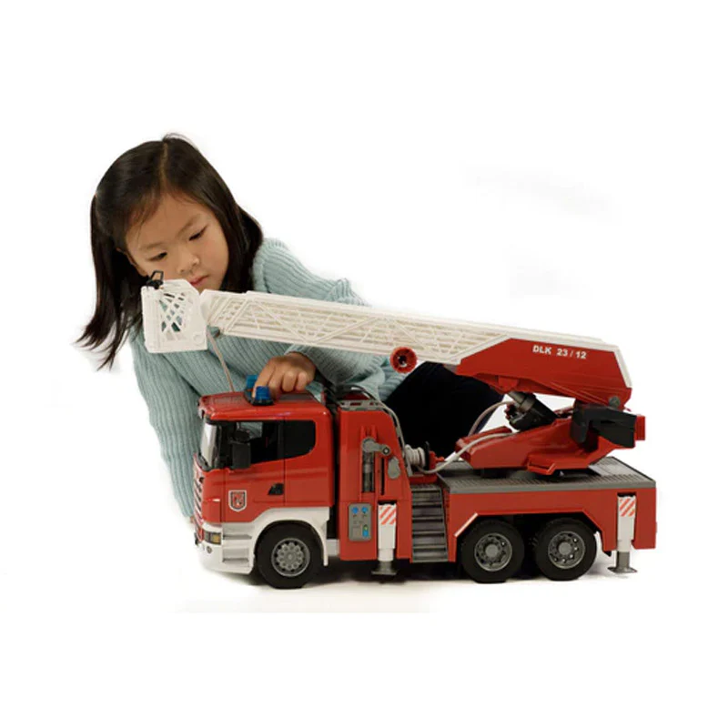 1/16 Scania Super 560R Fire Engine with Extendable Ladder, Water Pump and Lights & Sounds by Bruder - Image 8