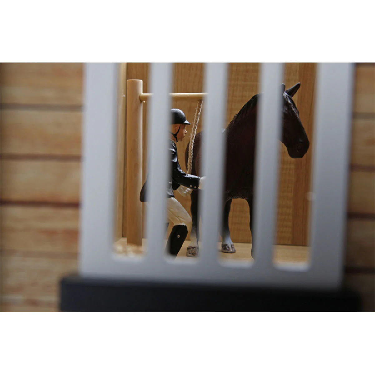 1/24 Kids Globe Wooden Horse Stable with 4 Boxes, Storage and Wash Box - Image 4
