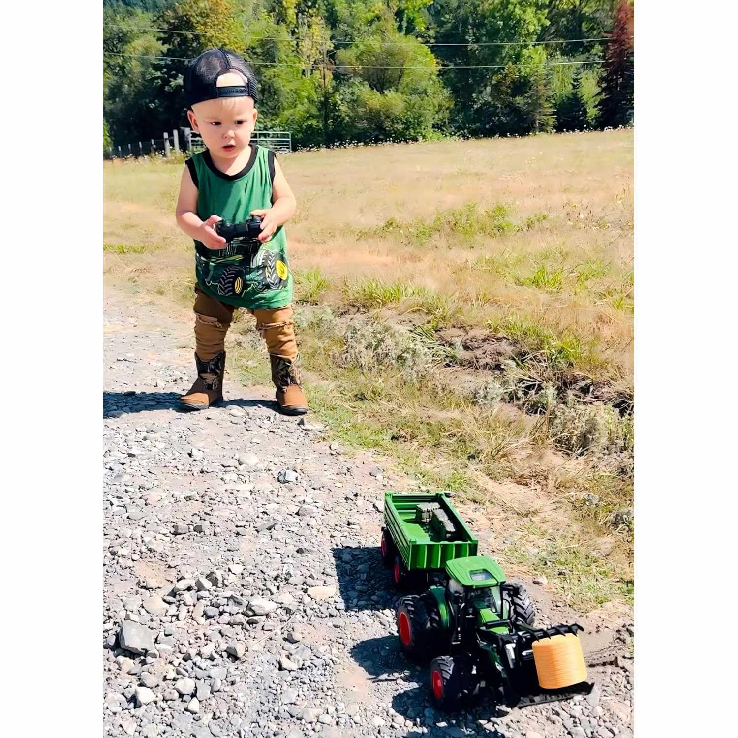 1/24 Remote Control Green Tractor Toy Set with Trailer, Loader, Duals, Lights, & Accessories by Uarzt, Great for Kids' Play! - Image 3