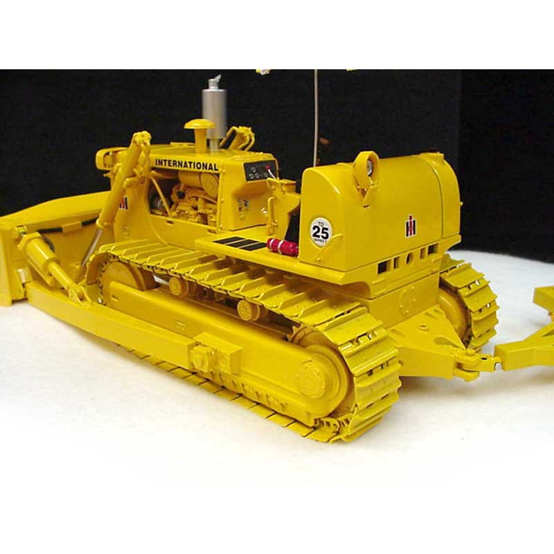 1/25 International TD-25 Crawler with Umbrella and Sheep's Foot Compactor by First Gear - Image 3