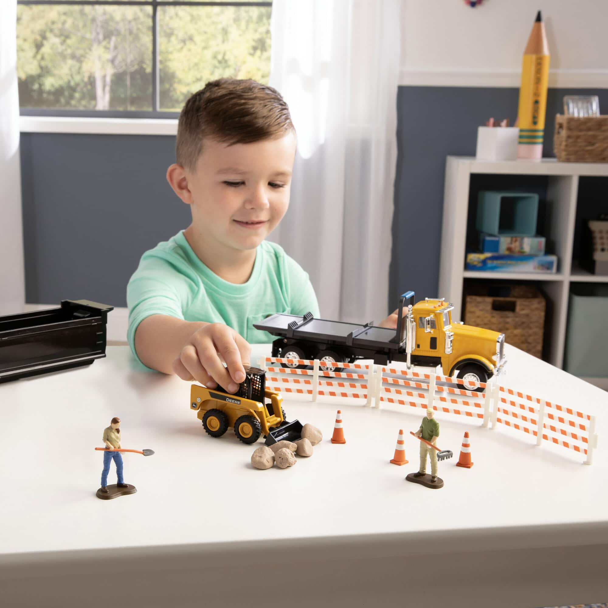 1/32 Switch 'n Load 19-Piece Construction Set with Peterbilt Truck & John Deere Skid Steer - Image 5