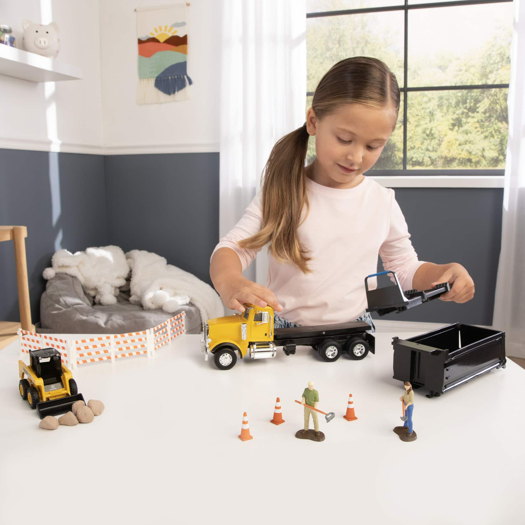 1/32 Switch 'n Load 19-Piece Construction Set with Peterbilt Truck & John Deere Skid Steer - Image 6
