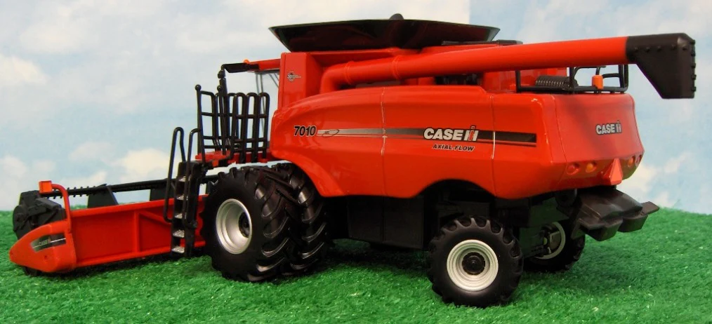 1/32 Case IH 7010 Combine, 30th Anniversary Collector Edition by ERTL - Image 4