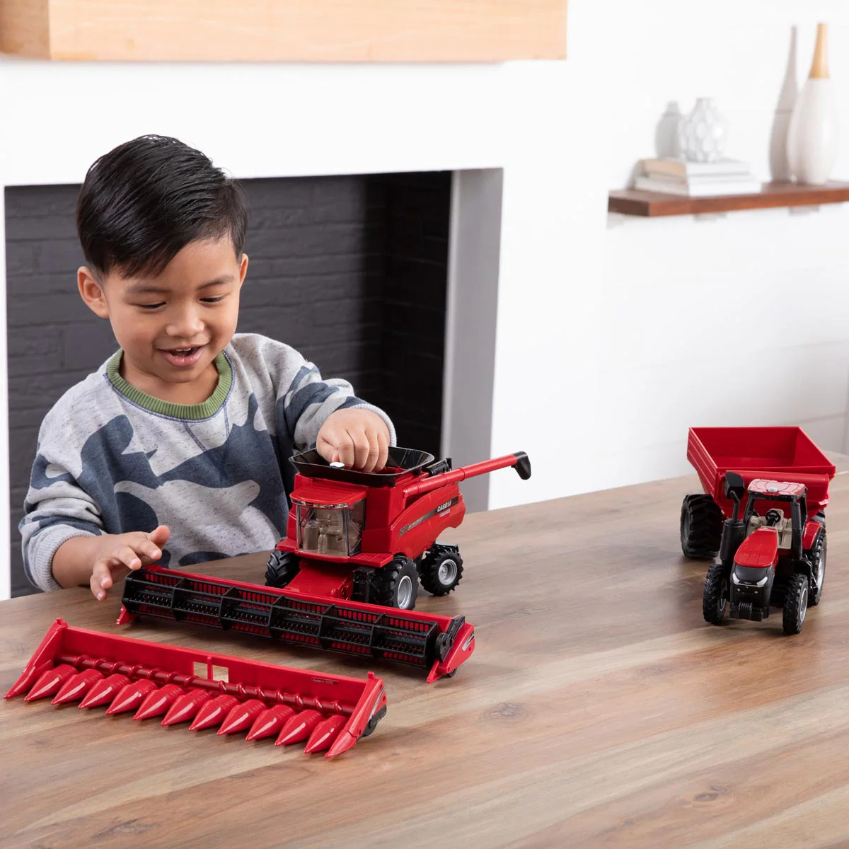 1/32 Case IH Harvesting Set by ERTL with Magnum 380 Tractor, Grain Cart & 8230 Combine - Image 6