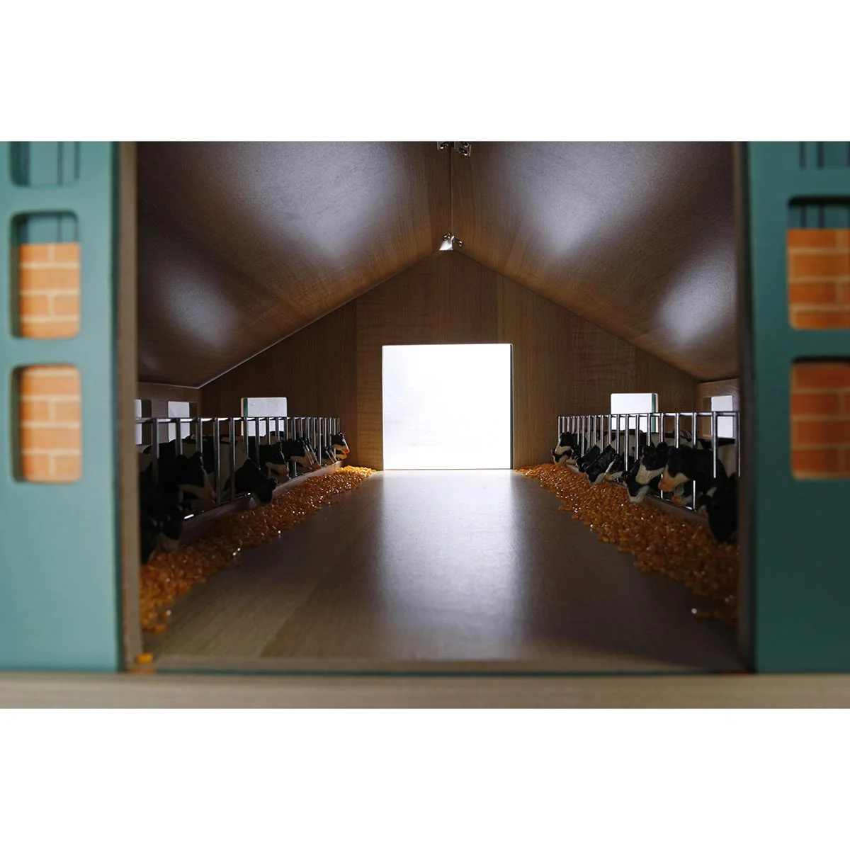 1/32 Deluxe Cattle Barn with Feed Alley - Image 4
