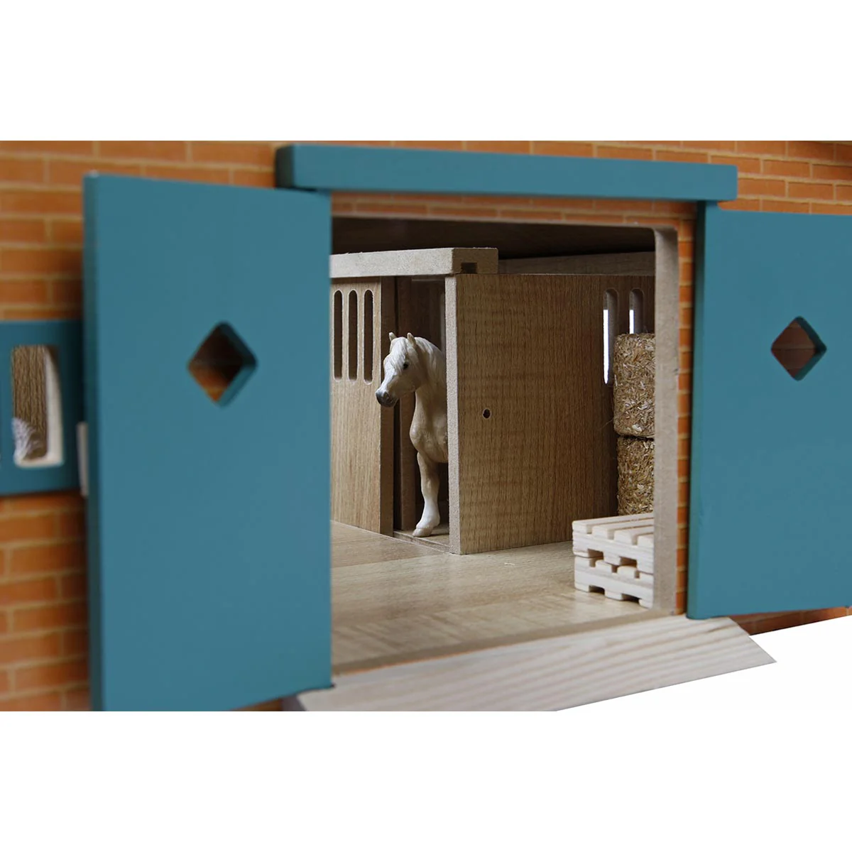 1/32 Deluxe Horse Stable with 9 Stalls - Image 4