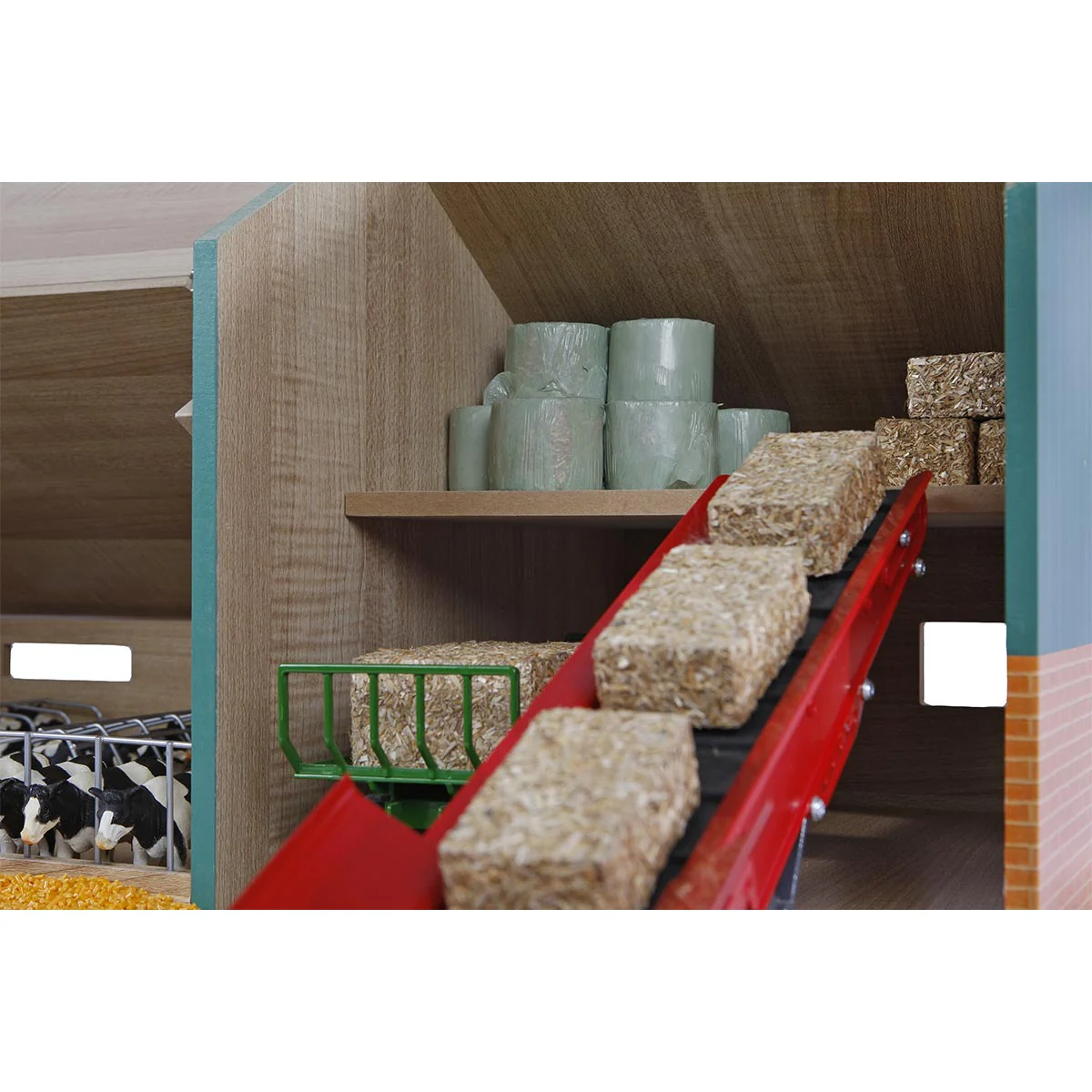 1/32 Farm Machinery 2 Bay Shed with Cow Barn - Image 4