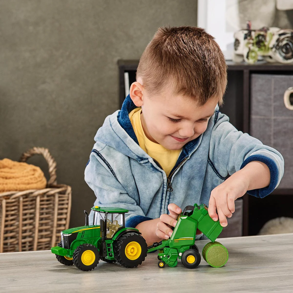 1/32 John Deere 7270R with 560R Round Baler Set - Image 4