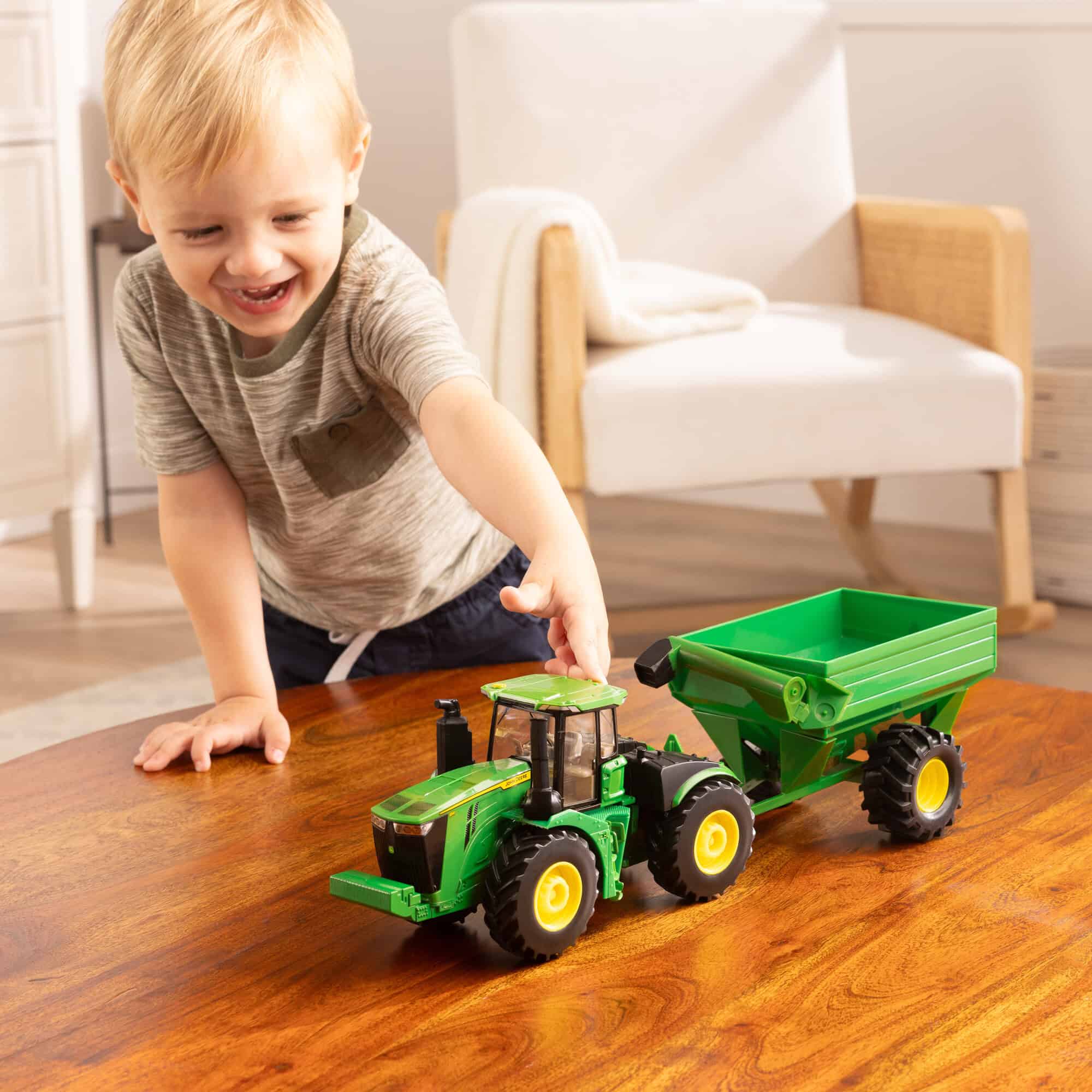 1/32 John Deere 9R Tractor with Grain Cart by ERTL - Image 8