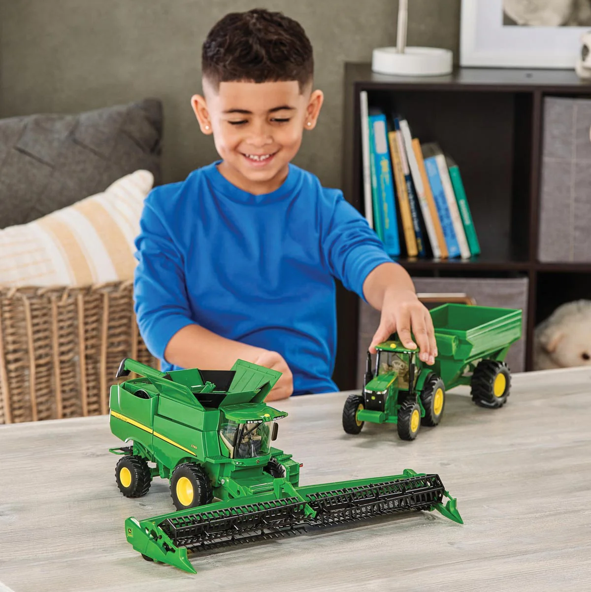 1/32 John Deere Harvesting Set by ERTL with S780 Combine, 7240R Tractor & Grain Cart - Image 2