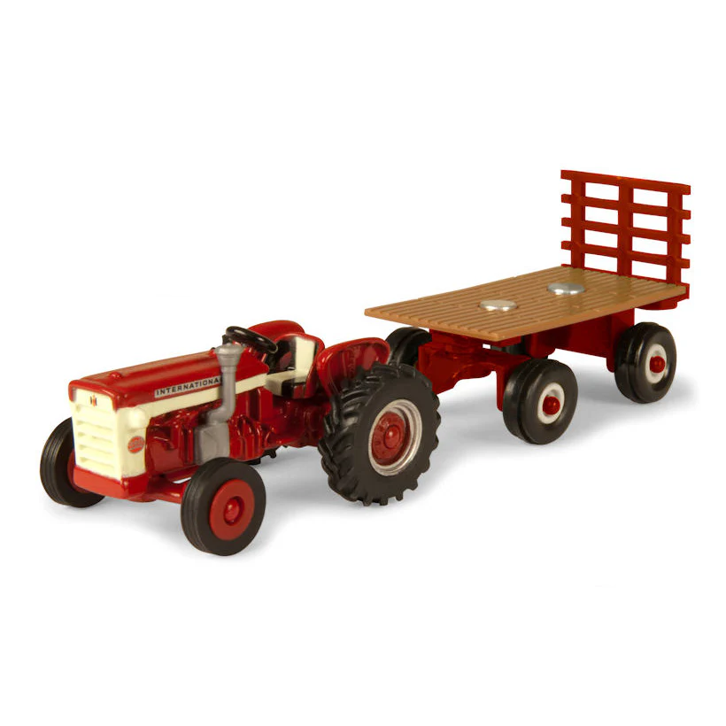 1/64 IH 460 Utility Tractor with Hay Wagon 2-Piece Set by ERTL - Image 2