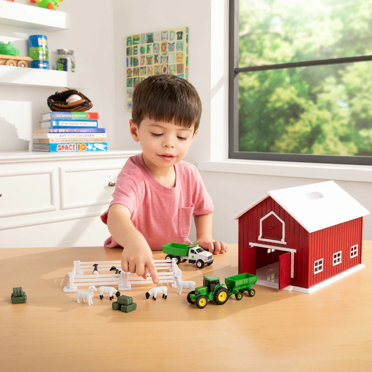 1/64 John Deere Farm Toy Barn Playset with 24 Pieces by ERTL - Image 10
