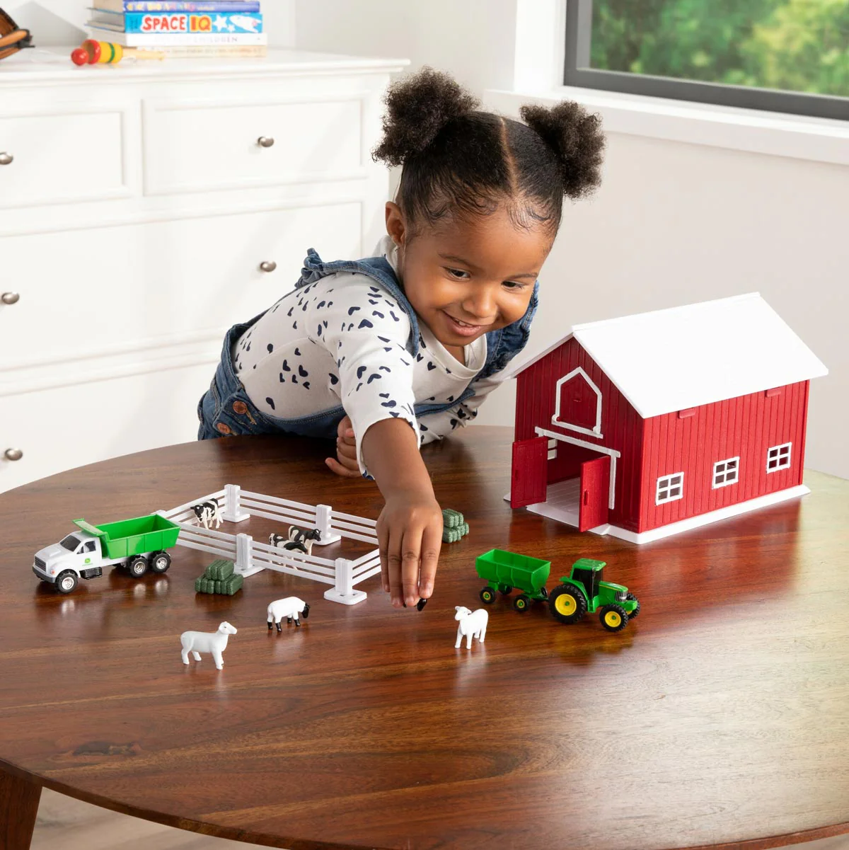 1/64 John Deere Farm Toy Barn Playset with 24 Pieces by ERTL - Image 2