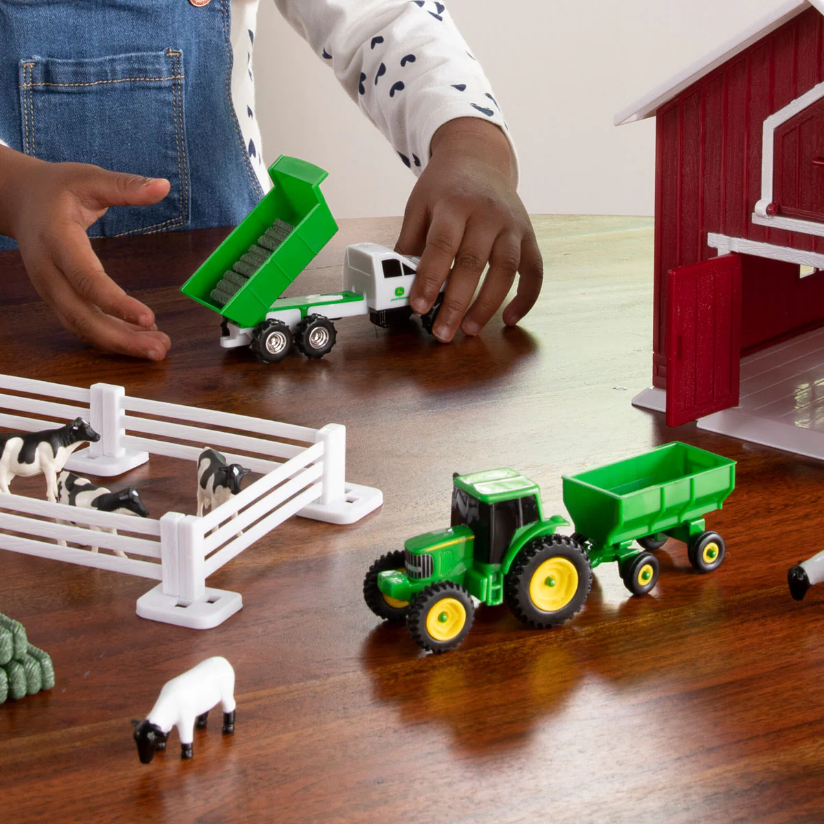 1/64 John Deere Farm Toy Barn Playset with 24 Pieces by ERTL - Image 6