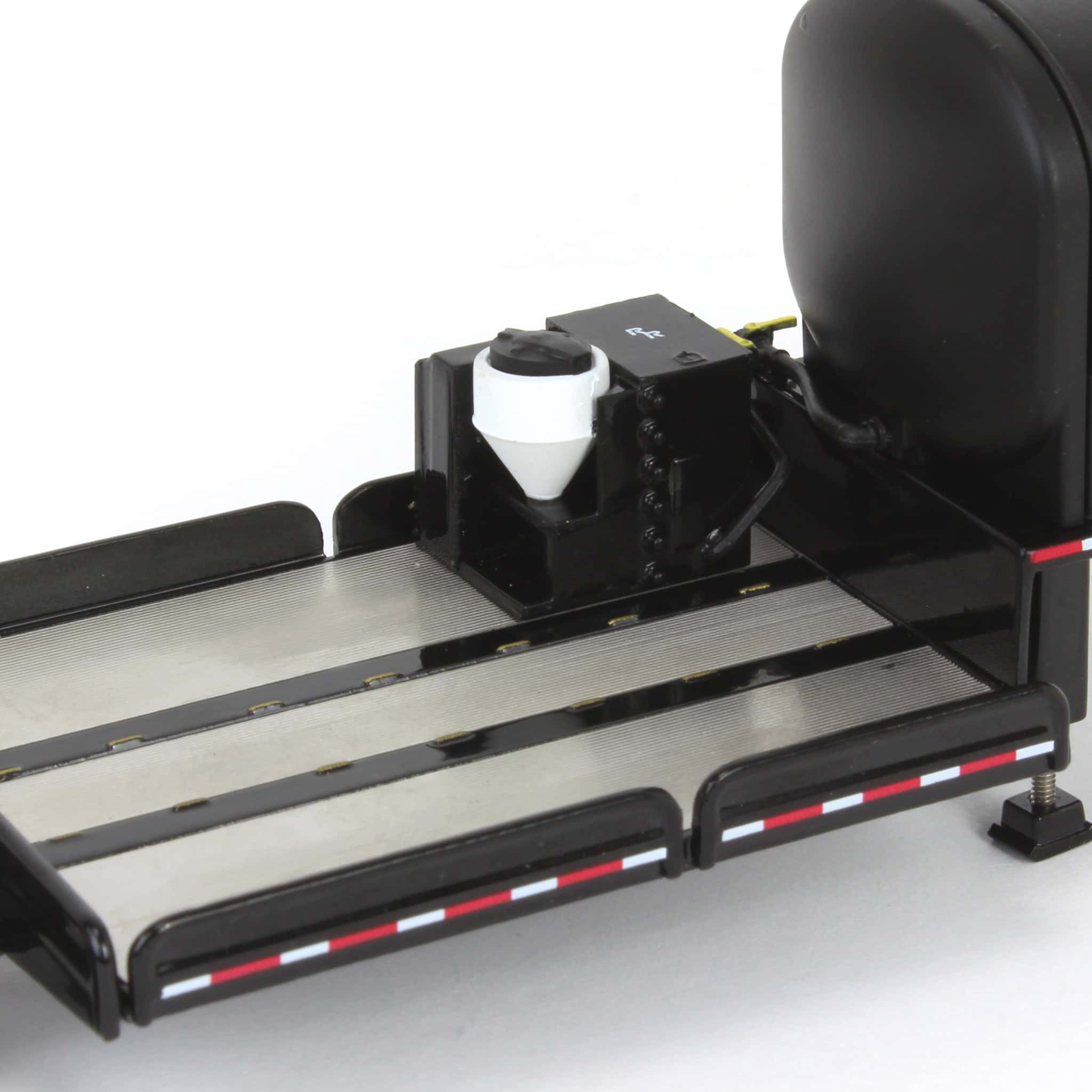 1/64 RoadRuner Manufacturing Model 4000 Sprayer Trailer - Image 5