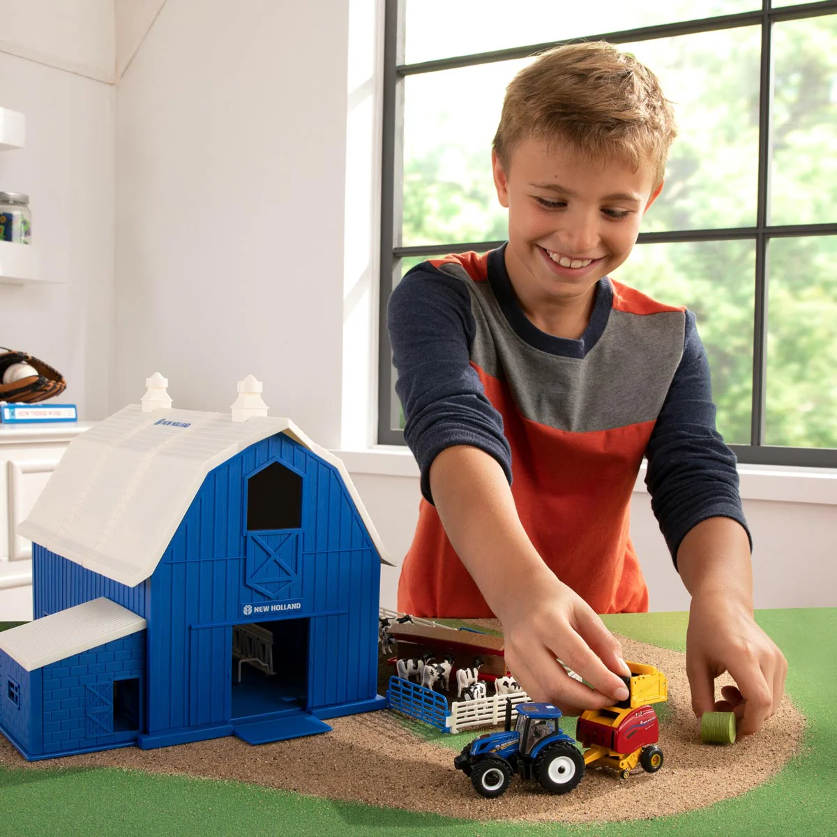 1/64 Special Edition New Holland Dairy Barn Set with T6.164 Tractor and Roll-Belt 560 Baler - Image 10