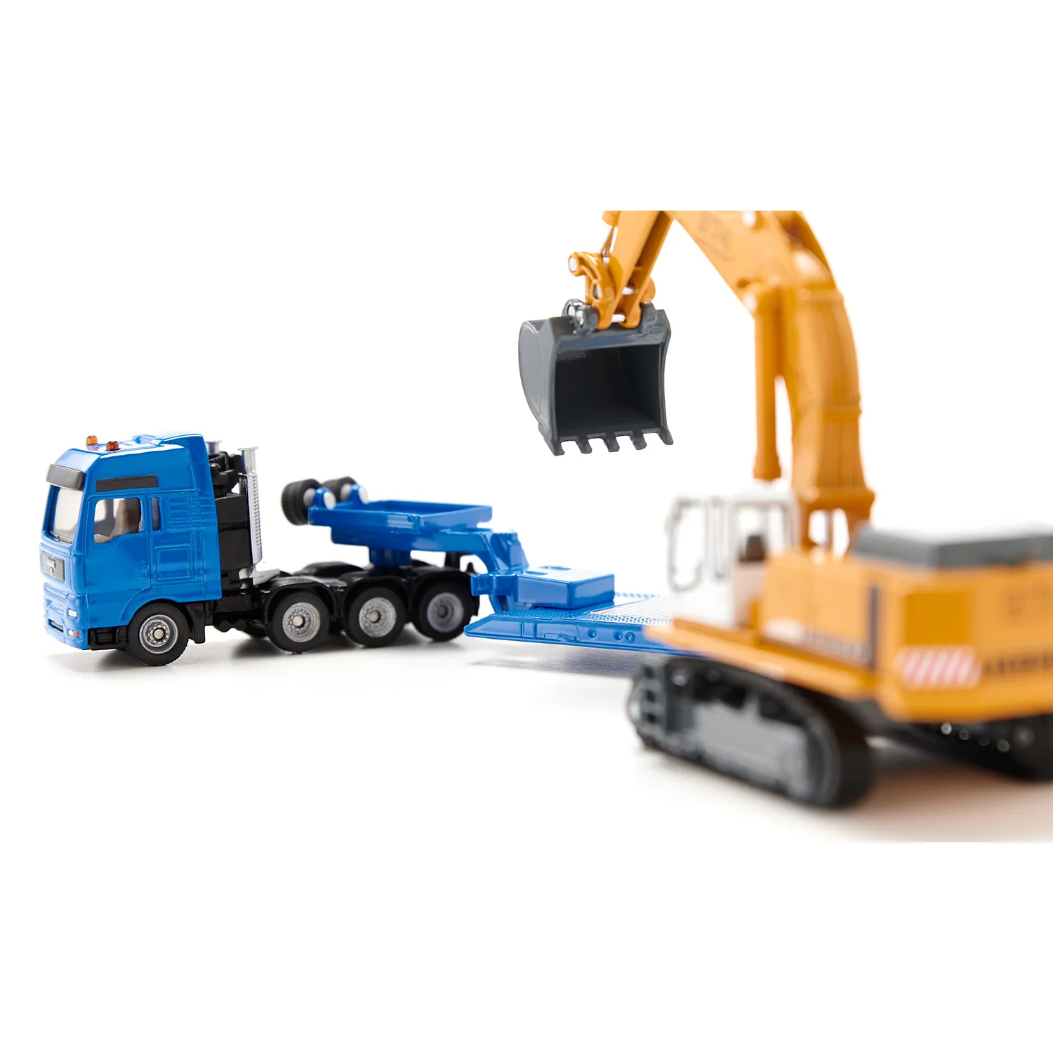 1/87 Liebherr 974 Excavator with MAN Truck & Lowboy Trailer by SIKU - Image 3
