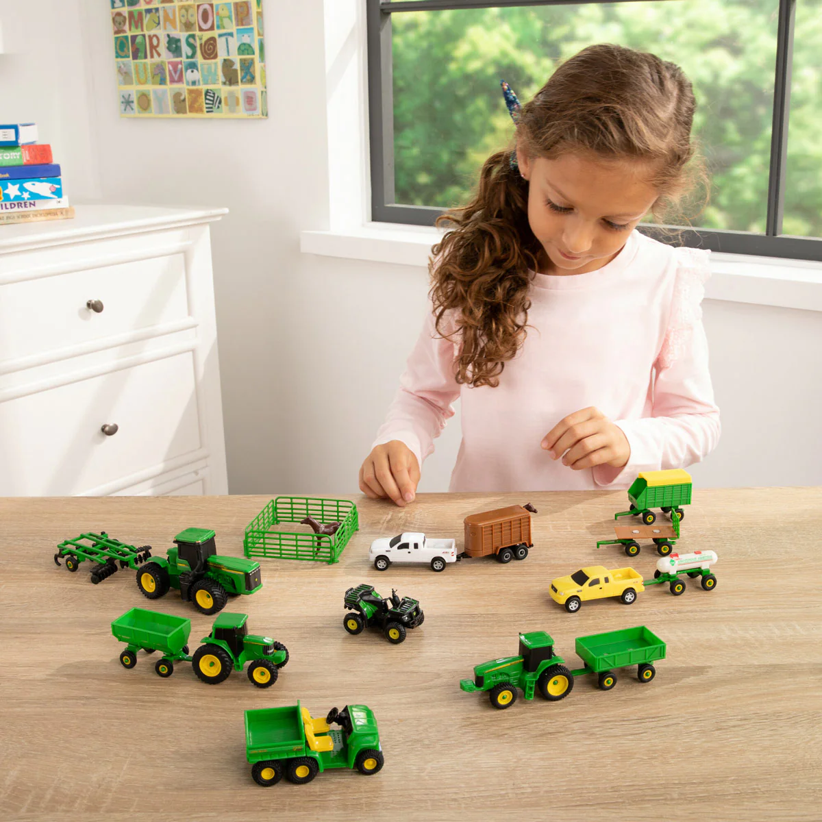 Approx. 1/64 John Deere 20 Piece Farm Set with Tractors, Pickup Trucks & More - Image 2