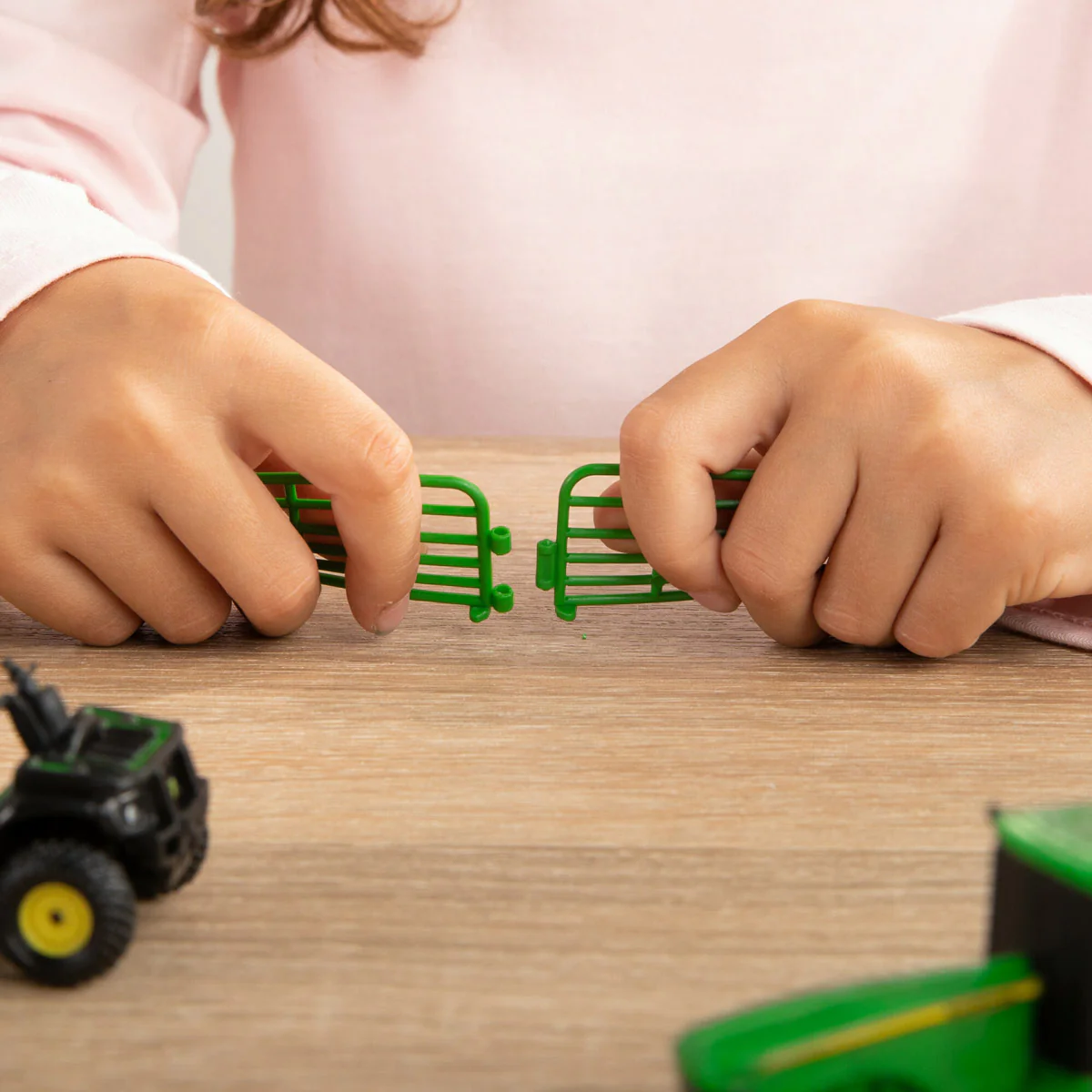 Approx. 1/64 John Deere 20 Piece Farm Set with Tractors, Pickup Trucks & More - Image 4