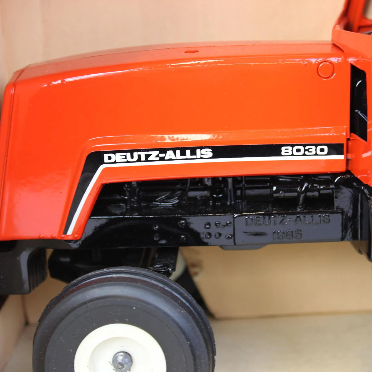 (B&D) 1/16 Deutz Allis 8030 2WD Tractor with Rear Duals, 1985 Special Edition - Paint Chips - Image 2