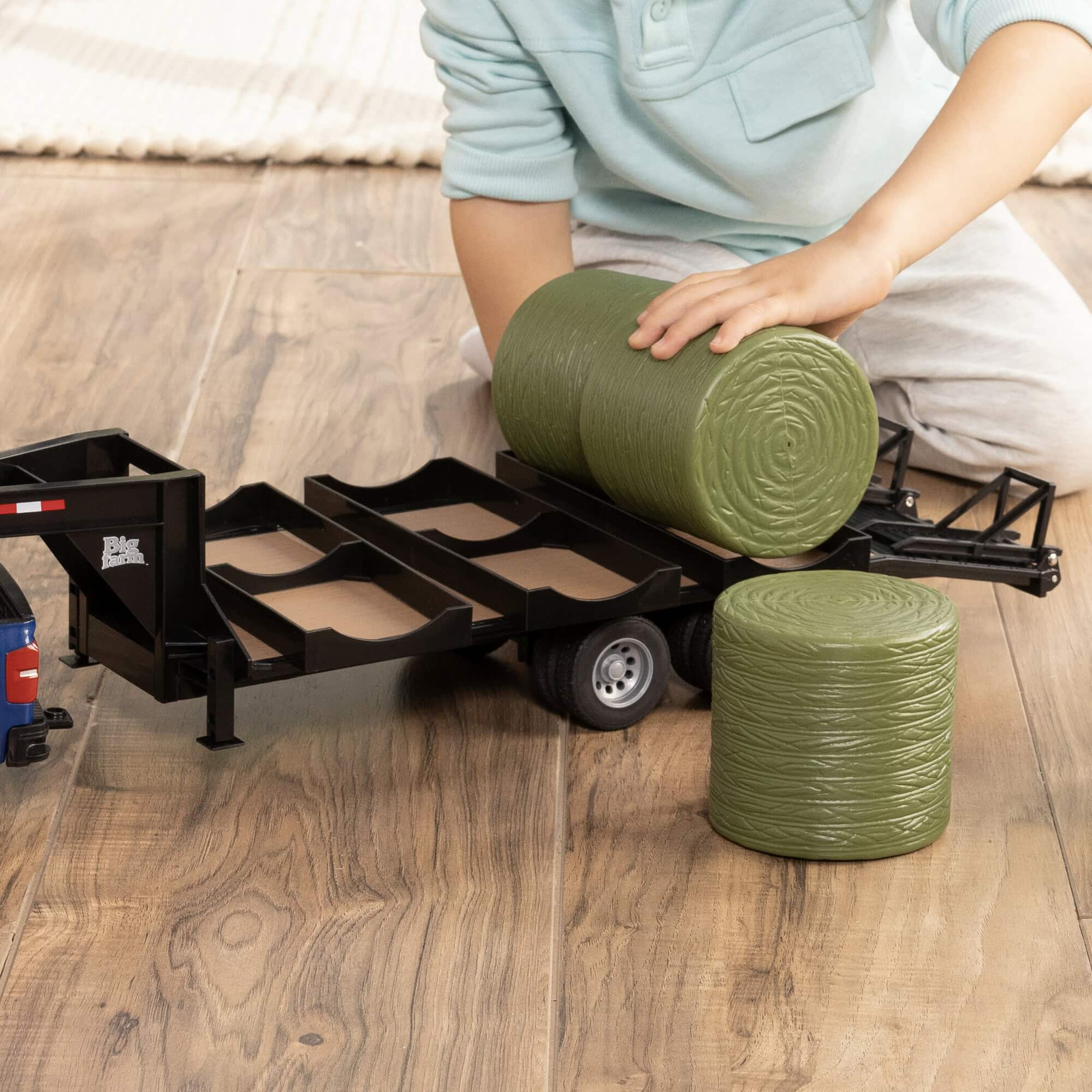 (B&D) 1/16 ERTL Big Farm Blue Chevrolet Pickup Truck with Trailer & 6 Round Bales - Damaged Item - Image 4