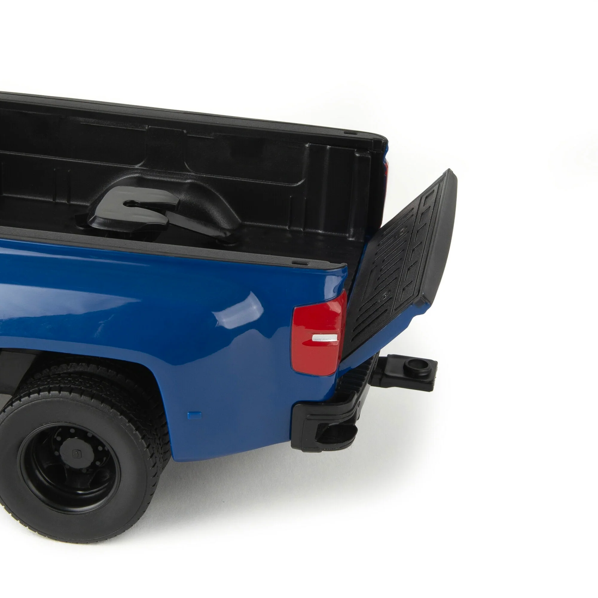 (B&D) 1/16 ERTL Big Farm Blue Chevrolet Pickup Truck with Trailer & 6 Round Bales - Damaged Item - Image 7