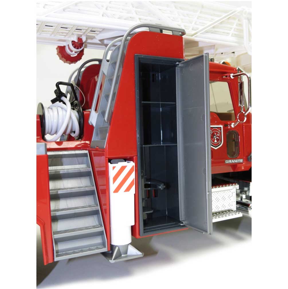 (B&D) 1/16 Mack Granite Fire Engine with Extendable Ladder - Damaged Item - Image 5