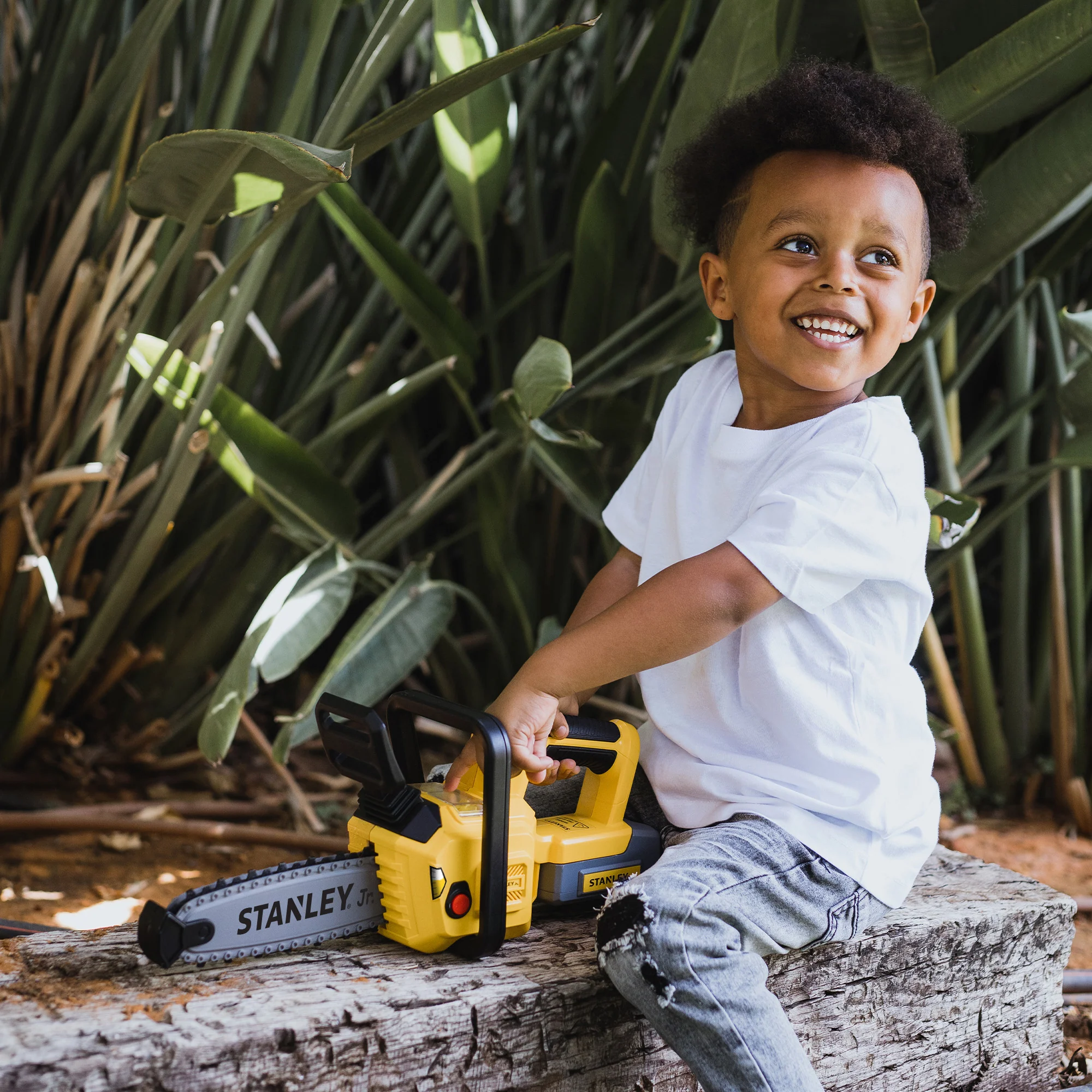 Kids Stanley Jr. Battery Operated Deluxe Chainsaw - Image 3
