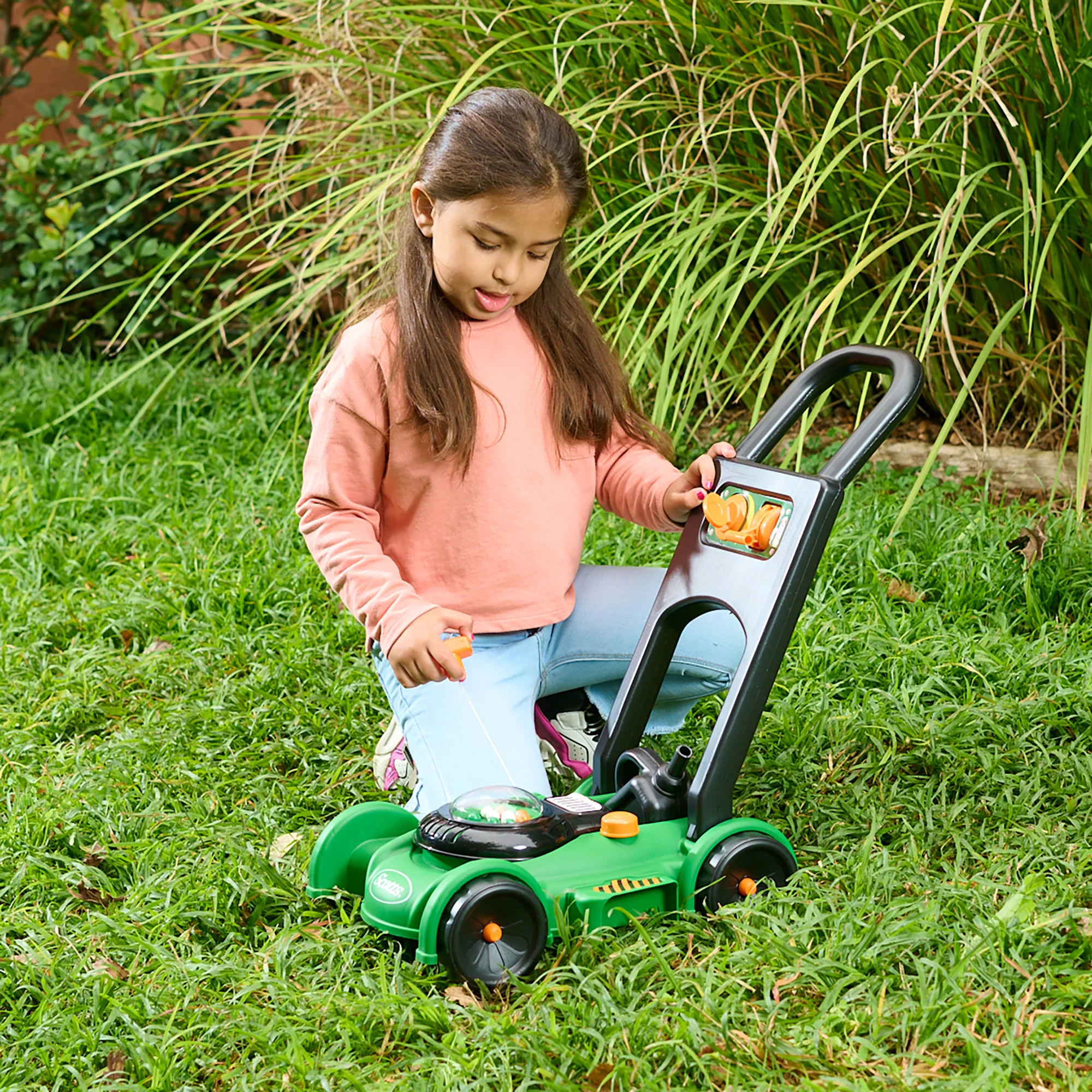 Kids Scott's Miracle Gro Push Lawn Mower - Image 3