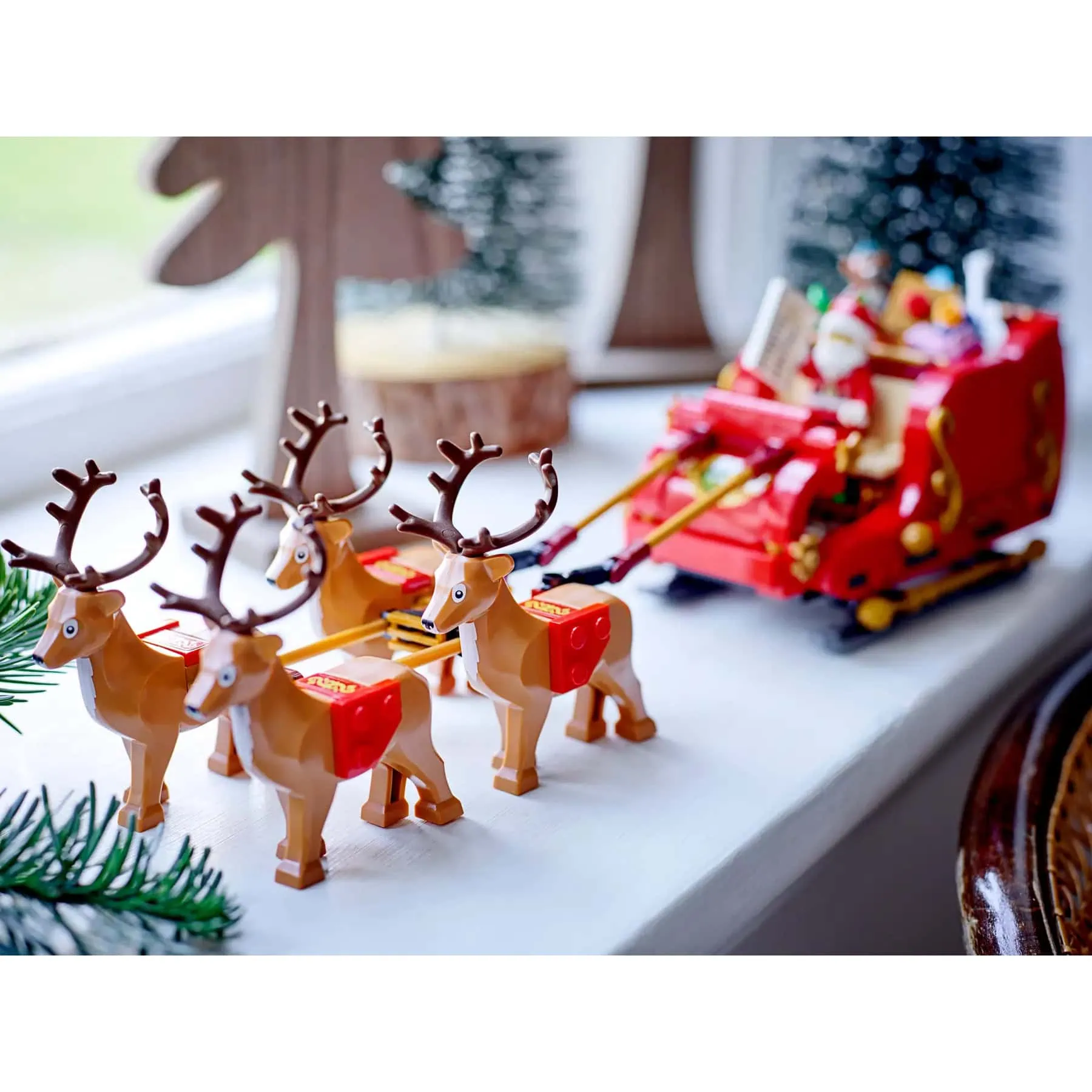 LEGO® Santa's Sleigh Christmas Set with Santa Minifigure, Reindeer & Presents, 343 Pieces - Image 6